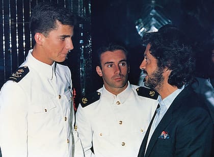 Durante sus tiempos de cadete en la Marina, Felipe VI, hoy rey de España, llegó a Buenos Aires en barco y visitó Le Club. “La cita era de rigor. No eras nadie si no te veían ahí”, cuentan quienes frecuentaban la boîte de Quintana y Parera.