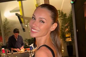 Durante sus vacaciones en París, Pampita se mostró con un anillo en el dedo anular izquierdo y muchos especularon en que pudo haber sido un regalo de Martín Pepa (Foto: Instagram @pampitaoficial)