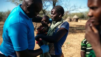 Durante sus visitas, Ochieng palpa los bazos de los aldeanos durante los exámenes, ya que esto puede dar una indicación temprana de leishmaniasis visceral