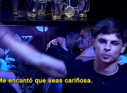 Durante toda la fiesta el exfutbolista y la influencer estuvieron acurrucados