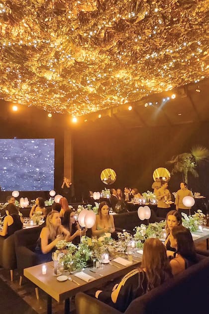 Durante toda la noche, el techo reveló diferentes tipos de iluminación.