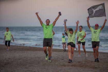 Durante todo enero, un grupo de deportistas se reunió en Nelson Beach para entrenar en la playa.