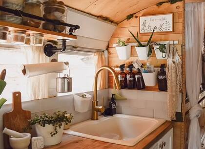 Durante un año, la pareja se dedicó a convertir el viejo autobus escolar en un hogar habitable