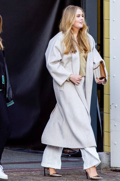 Durante un concierto en La Haya llevó un abrigo de estilo de la firma Massimo Dutti, pantalones anchos fluidos, stilettos metalizados Jimmy Choo y suéter dorado de Zara.