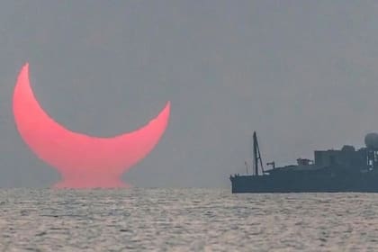 Durante un eclipse lunar, la sombra de la Tierra oscurece la Luna