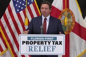 Durante un evento de prensa en la oficina de Florida Realtors en Orlando, Ron DeSantis afirmó que retribuirá a los propietarios de viviendas con un reembolso de US$1000