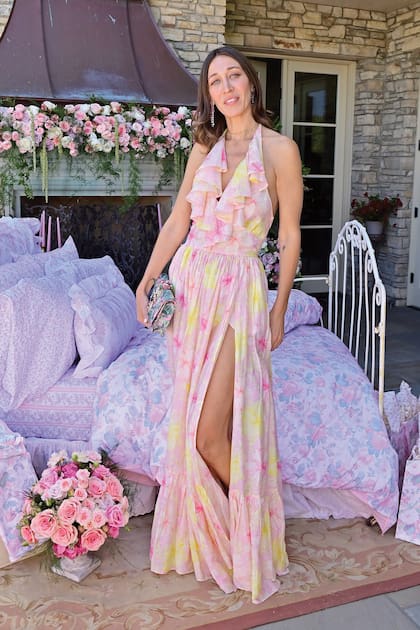 Durante un evento en California, con un diseño romántico de flores, volados y pronunciado tajo.