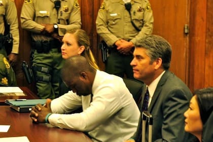 Durante un juicio, el abogado junto al condenado.  Foto Instagram @justinobrooks