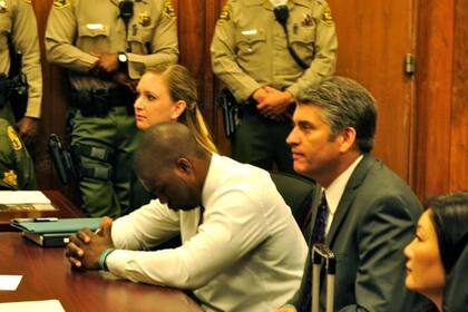 Durante un juicio, el abogado junto al condenado. Foto Instagram @justinobrooks