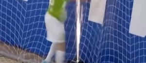 Un jugador de futsal sufrió un grave accidente con pirotecnia durante un partido en Rusia