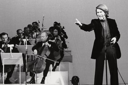 Durante un show en 1973, el artista en el escenario acompañado por una orquesta de cuerdas.