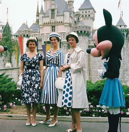 Durante un viaje a Disneylandia que compartió con sus hermanas en 1960, las tres princesas escandinavas posan frente al Castillo de la Bella Durmiente.