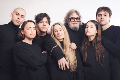 Durante un viaje a Londres, los Agulla en pleno: de izquierda a derecha, Ramiro hijo, Azul, Santino, Delfina Vázquez Maiztegui, Ramiro padre y los mellizos Jazmín y Silvestre. “Viajar juntos es uno de los planes que más nos gusta. Para un cumpleaños de mi papá, en Londres, aprovechamos para sacarnos esta foto”, cuenta Jazmín.