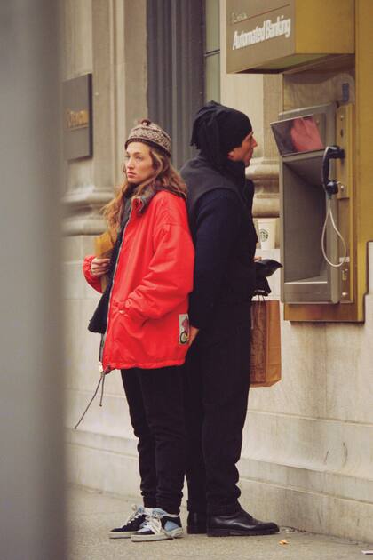 Durante una caminata por Tribeca, se detienen en un cajero automático. Todavía eran novios: corría febrero de 1995.