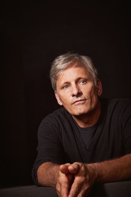 Durante una charla con LA NACIÓN, Viggo Mortensen reflexiona sobre su vínculo con el cine, la literatura y su pasión por contar historias, elementos que atraviesan su obra y su vida personal