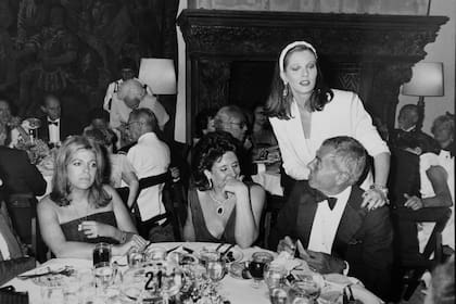 Durante una comida benéfica en la casa del embajador de Uruguay en Buenos Aires, en 1988. Rodeada por Alejandro Cordero e Inés Lafuente, tuvo la oportunidad de hablar con Christina Onassis, tres días antes de su suicidio.