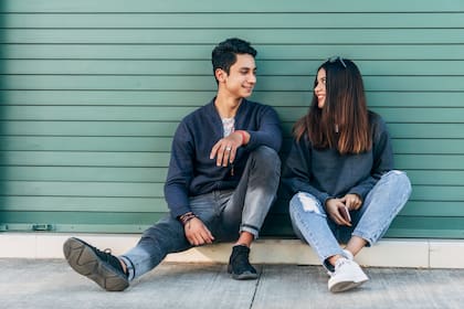 Durante una encuesta, más de la mitad de los hombres consultados afirma que está dispuesto a expresar sus emociones en sus relaciones amorosas.