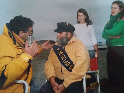 Durante una entrevista, rodeado por sus hijas