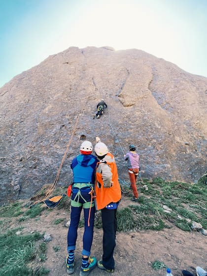 Durante una escalada, cada movimiento es una respuesta táctica a una necesidad física inmediata, eliminando el gasto energético que supone la ansiedad y permitiendo lo que Cerrato define como una “visión de túnel” necesaria para la supervivencia