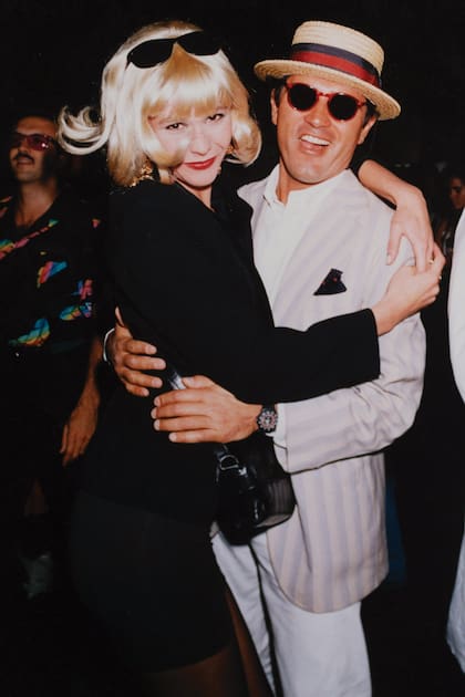 Durante una fiesta de disfraces, con la modelo Ethel Brero.