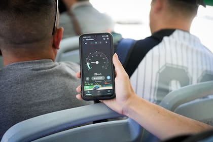 Durante una prueba piloto un pasajero chequea la velocidad que alcanza el vehículo eléctrico.