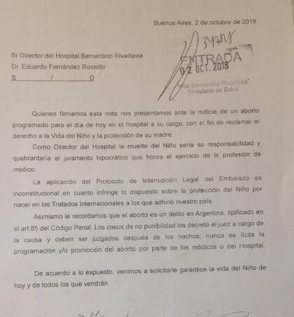 Durante una reunión con el director del Rivadavia, abogados "provida" le entregaron una carta