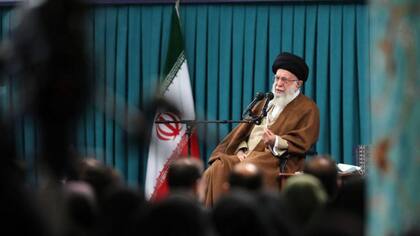 Durante una reunión en Teherán, el líder supremo de Irán, Ali Khamenei, afirmó que el eje de la resistencia tomará medidas si continúan los ataques contra Gaza