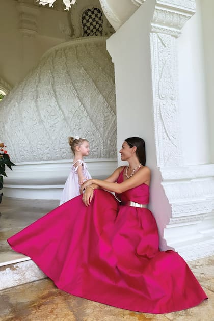 Durante una semana, madre e hija recorrieron Bangkok y Pucket. “Me voy enamorada de Tailandia, de sus colores, sus sabores fuertes, sus playas transparentes, lo educados que son todos. Es un lugar único para conocer, agradezco que me haya invitado Pandora porque es un recuerdo inolvidable”, dice la modelo, que acá posa con su hija en la Ciudad Antigua Muang Boran.