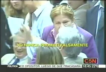 Durante una sesión de la Cámara de Diputados, en noviembre de 2010, Graciela Camaño le pegó un cachetazo a su par Carlos Kunkel, después de que él aludiera a su marido, Luis Barrionuevo