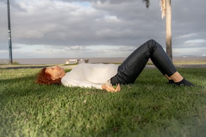 Durante una sesión, se estimulan temblores naturales del cuerpo que permiten liberar el estrés acumulado sin necesidad de revivir el trauma