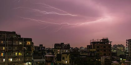 Durante una tormenta eléctrica, los picos de tensión pueden dañar el televisor, incluso si está apagado