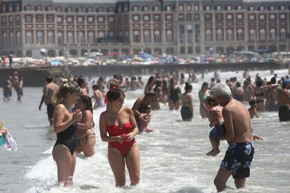 Durante unas cinco horas, los turistas pudieron disfrutar de la playa y el mar