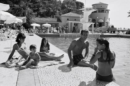 Durante unas vacaciones familiares en la Costa Azul, en julio de 1965,
Jean-Paul disfruta de la pileta del hotel con su mujer, Elodie, y sus tres
hijos, Patricia, Florence y Paul.