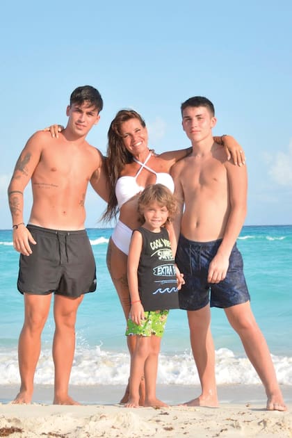 Durante unas vacaciones, Florencia Peña rodeada por sus tres hijos: Tomás (Toto, 21, chef y pastelero) y Juan –los dos hijos de su matrimonio con Mariano Otero– y Felipe (7), que tuvo con su marido, Ramiro Ponce de León.