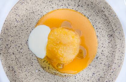 Durazno con calabaza y aceite de tomillo.