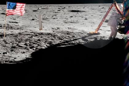 Duró pocas horas de pie la bandera estadounidense en la Luna.