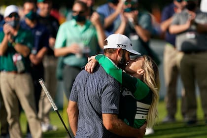 Dustin Johnson se abraza a su esposa Pauline Gretzky luego de ganar el Masters de Augusta.