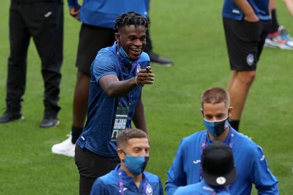 Duvan Zapata, en el centro, hace un gesto durante una caminata del equipo en el estadio Luz de Lisboa. Delante suyo, con barbijo, está Papu Gómez. El colombiano es el goleador de Atalanta