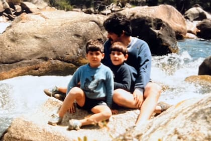 Duville niño con su hermano Pablo, con quien hace música, y su padre, un biólogo y geólogo que el artista reconoce como el artista que más lo influenció