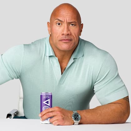 Dwayne Johnson es cofundador y copropietario de la marca ZOA Energy, de bebidas energizantes y suplementos pre-entrenamiento (ZOA Energy)