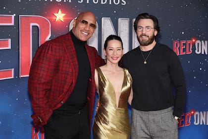 Dwayne Johnson, Lucy Liu y Chris Evans durante la premier de Red One en Nueva York. El film genera gran expectativa por la combinación de comedia y acción y por sus protagonistas