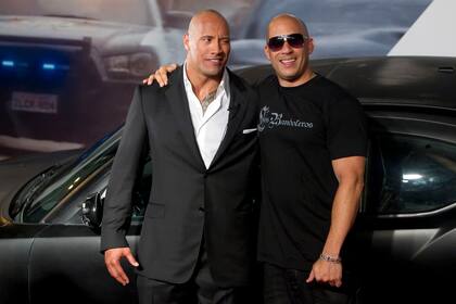 Dwayne Johnson The Rock y Vin Diesel posan durante la promoción de Fast & Furious 5 en Rio de Janeiro