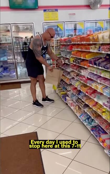 Dwayne Johnson tomó todos los Snickers que encontró en la tienda