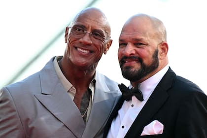 Dwayne Johnson y Mark Kerr posan juntos en el último Festival de Venecia, donde se estrenó mundialmente La máquina