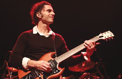 Dweezil Zappa, el hijo mayor, entró en disputa con su hermano Ahmet, que ideó una controvertida gira con una banda liderada por un holograma de su padre