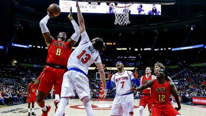 Dwight Howard busca superar a Joakim Noah, durante el cruce entre Atlanta y New York