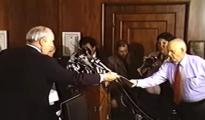 Dwyer entregó unos sobres con cartas antes de terminar la conferencia de prensa