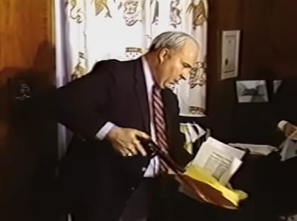 Dwyer había preparado todo en la conferencia de prensa, y había llevado un revólver dentro de un sobre de papel madera