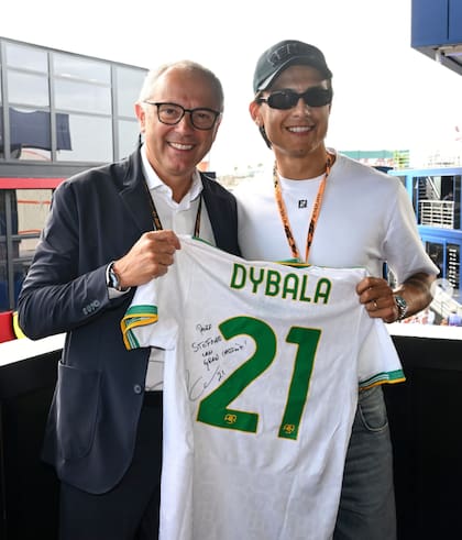 Dybala con las autoridades de la Fórmula 1 (Foto: @f1)