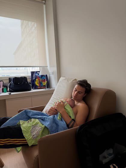 Dybala con su hija recién nacida en brazos (Foto: Instagram @orianasabatini)